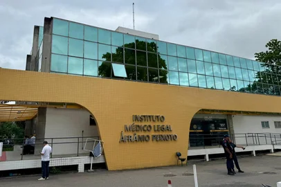 Uma força-tarefa foi montada no Instituto Médico Legal (IML) do Rio de Janeiro para identificar os corpos dos suspeitos mortos em operação das forças de segurança. Segundo a Polícia Civil, mais da metade dos mortos já passou por necropsia.<!-- NICAID(16157058) -->