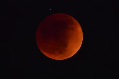 The blood moon is seen during a total eclipse in Montebello, California on May 15, 2022. (Photo by Frederic J. BROWN / AFP)<!-- NICAID(15096907) -->