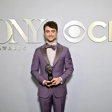 NEW YORK, NEW YORK - JUNE 16: Honoree Daniel Radcliffe, recipient of the Best Performance by an Actor in a Featured Role in a Musical award for "Merrily We Roll Along", poses during The 77th Annual Tony Awards at David H. Koch Theater at Lincoln Center on June 16, 2024 in New York City.   Eugene Gologursky/Getty Images for Tony Awards Productions/AFP (Photo by Eugene Gologursky / GETTY IMAGES NORTH AMERICA / Getty Images via AFP)<!-- NICAID(15790856) -->