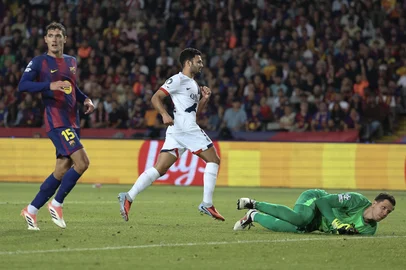 Paris Saint-Germain's Portuguese forward #09 Goncalo Ramos scores their second goal during the UEFA Champions League league phase day 2 football match between FC Barcelona and Paris Saint-Germain (PSG) at the Estadi Olimpic Lluis Companys in Barcelona, on October 1, 2025. (Photo by Josep LAGO / AFP)Editoria: SPOLocal: BarcelonaIndexador: JOSEP LAGOSecao: soccerFonte: AFPFotógrafo: STR<!-- NICAID(16137208) -->