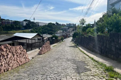 Márcio Serafini / Samae / Divulgação Com alterações no trânsito, seis bairros de Caxias do Sul tem obras de obras de esgotamento sanitário nesta semana. Na foto, a Rua Ambrósio Colombo, no bairro Rio Branco.<!-- NICAID(16168616) -->
