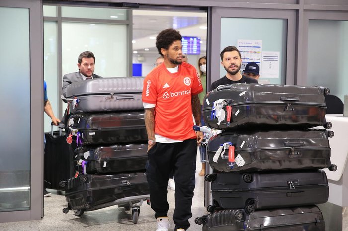 Luiz Adriano usou a nova camisa do Inter em seu desembarque