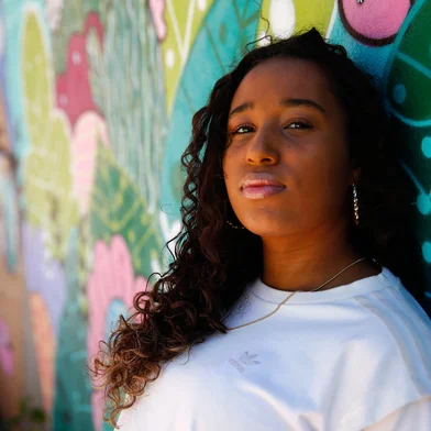 Porto Alegre, RS, Brasil - 03/10/2023 - Caderno Donna. Artistas da cena Hip Hop, Negra Jaque (túnica colorida) e Cristal (blusa branca) falam sobre a representatividade feminina. FOTO: Jonathan Heckler, Agência RBS<!-- NICAID(15558034) -->