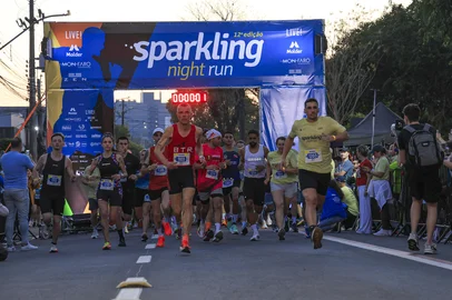 A cidade de Bento Gonçalves reuniu 1,2 mil participantes, no sábado (260, na 12ª edição da Sparkling Night Run, tradicional prova noturna de corrida de rua. Os atletas, famílias e o público participaram de uma experiência de integração na Praça Achyles Mincarone, ponto de largada e de chegada.<!-- NICAID(16375211) -->
