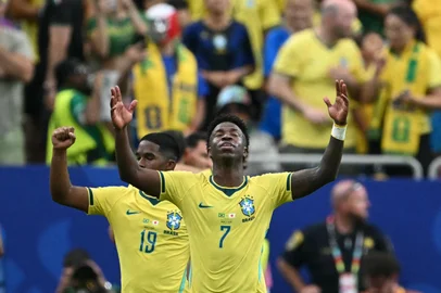 Brazil's forward #07 Vinicius Junior celebrates his team's second goal during the 2026 World Cup round of 32 football match between Brazil and Japan at the Houston Stadium in Houston on June 29, 2026.  (Photo by RONALDO SCHEMIDT / AFP)Editoria: SPOLocal: HoustonIndexador: RONALDO SCHEMIDTSecao: soccerFonte: AFPFotógrafo: STF<!-- NICAID(16316512) -->