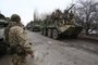 Ukrainian servicemen get ready to repel an attack in Ukraine's Lugansk region on February 24, 2022. - Russian President Vladimir Putin launched a full-scale invasion of Ukraine on Thursday, killing dozens and forcing hundreds to flee for their lives in the pro-Western neighbour. Russian air strikes hit military facilities across the country and ground forces moved in from the north, south and east, triggering condemnation from Western leaders and warnings of massive sanctions. (Photo by Anatolii STEPANOV / AFP)Editoria: WARIndexador: ANATOLII STEPANOVSecao: armed conflictFonte: AFPFotógrafo: STR<!-- NICAID(15025376) -->