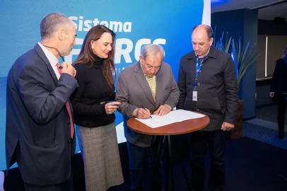Chefe da missão da OIM do Brasil, Paolo Caputo (E), Embaixadora da OIM no Brasil, Luiza Brunet, presidente da Fiergs, Claudio Bier (C) e o gerente da Divisão de Educação do Senai-RS, Marcio Basott idurante lançamento do programa Indústria Acolhedora. Dudu Leal/Fiergs/Divulgação<!-- NICAID(16058111) -->