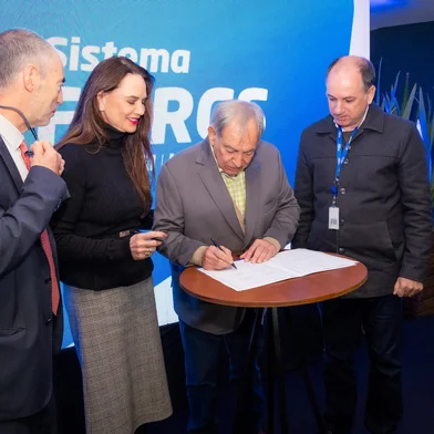 Chefe da missão da OIM do Brasil, Paolo Caputo (E), Embaixadora da OIM no Brasil, Luiza Brunet, presidente da Fiergs, Claudio Bier (C) e o gerente da Divisão de Educação do Senai-RS, Marcio Basott idurante lançamento do programa Indústria Acolhedora. Dudu Leal/Fiergs/Divulgação<!-- NICAID(16058111) -->