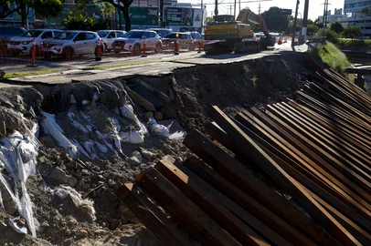 PORTO ALEGRE, RS, BRASIL, 13.01.2025: Obras no trecho da ciclofaixa que  havia desabado na Av. Ipiranga.<!-- NICAID(15952826) -->