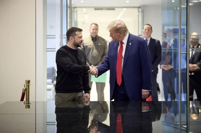This handout photograph released by the Ukrainian presidential press service on September 27, 2024 shows Ukrainian President Volodymyr Zelensky (L) and Republican presidential nominee former US President Donald Trump, shake hands during a meeting on September 27, 2024 in New York. The meeting coincides with Zelensky's visit to New York for the United Nations General Assembly. (Photo by Handout / UKRAINIAN PRESIDENTIAL PRESS SERVICE / AFP) / RESTRICTED TO EDITORIAL USE - MANDATORY CREDIT "AFP PHOTO / UKRAINIAN PRESIDENTIAL PRESS SERVICE" - NO MARKETING NO ADVERTISING CAMPAIGNS - DISTRIBUTED AS A SERVICE TO CLIENTSEditoria: WARLocal: New YorkIndexador: HANDOUTSecao: warFonte: UKRAINIAN PRESIDENTIAL PRESS SERFotógrafo: Handout<!-- NICAID(15877803) -->