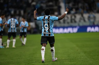 PORTO ALEGRE, RS, BRASIL, 08-07-2025: Na Arena, Grêmio enfrenta o São José valendo o título da Recopa. O duelo promove o encontro entre o campeões do Gauchão 2024 — o Tricolor — e da Copa FGF do ano passado — o Zeca. Na foto, Segundo gol do Grêmio. Amuzu marca com assistência de Alysson, para o 2-0.  Fotos: Duda Fortes/Agência RBS<!-- NICAID(16076189) -->