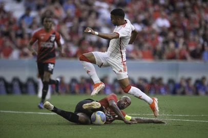 Athletico-PR aposta em tabu para buscar a reabilitação e derrubar os 100% do InternacionalPR - BRASILEIRÃO/ATHLETICO-PR X INTERNACIONAL - ESPORTES - CURITIBA-PR,  - 21.04.2024 - Campeonato Brasileiro 2024 - Athletico Paranaense vs Internacional - : Thiago Heleno do Athletico Paranaense disputa o lance com Wanderson do Internacional, durante a partida entre Athletico Paranaense e Internacional, pela 3ª rodada do Campeonato Brasileiro 2024, na Ligga Arena, neste domingo 21. Foto: Max Peixoto/DiaEsportivo/Estadão Conteúdo 21/04/2024 - Foto: MAX PEIXOTO/DIA ESPORTIVO/ESTADÃO CONTEÚDOEditoria: ESPORTESLocal: CURITIBAIndexador: MAX PEIXOTOFonte: DiaEsportivoFotógrafo: DIA ESPORTIVO<!-- NICAID(15741097) -->
