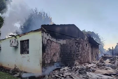 Criança de 6 anos morre em incêndio no interior do RS; casa foi consumida pelo fogo<!-- NICAID(16243739) -->
