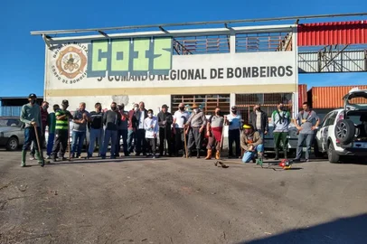 Vereadores Zé Dambros, Clovis Xuxa, Renato Oliveira e GIlfredo De Camillis, todos da Zona Norte, mais lideranças comunitárias fizeram roçada no quartel dos bombeiros da Zona Norte, que vem sendo saqueado sistematicamente.<!-- NICAID(14807853) -->
