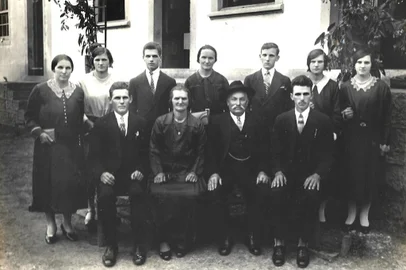 Felice Molon e Emilia Ruaro Molon (sentados ao centro) com os nove filhos. Em pé, Francisca, Luísa, Reinaldo, Henriqueta, Tarciso, Leonilda e Dosolina. Sentados, nas laterais, Ernesto e Tranquilo.Felice era um dos filhos de Pietro Molon, um dos pioneiros imigrantes italianos.<!-- NICAID(15557972) -->