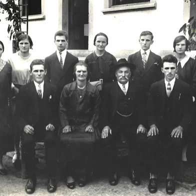 Felice Molon e Emilia Ruaro Molon (sentados ao centro) com os nove filhos. Em pé, Francisca, Luísa, Reinaldo, Henriqueta, Tarciso, Leonilda e Dosolina. Sentados, nas laterais, Ernesto e Tranquilo.Felice era um dos filhos de Pietro Molon, um dos pioneiros imigrantes italianos.<!-- NICAID(15557972) -->