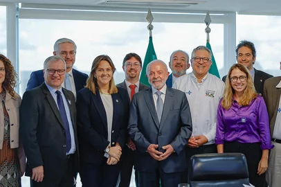 Conselho de administração do GHC prorrogou o mandato da atual diretoria, mantendo o Barichello como presidente por mais 2 anos. E hoje ele estava nesta reunião acima com a equipe do Ministro e dirigentes da Saúde com presidente Lula<!-- NICAID(16027013) -->