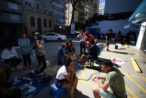 PORTO ALEGRE, RS, BRASIL - 2024.05.09 - Moradores do Centro Histórico buscam pontos de luz e conexão com internet. (Foto: Renan Mattos/ Agência RBS)<!-- NICAID(15759801) -->