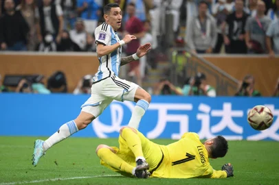 Argentina's midfielder #11 Angel Di Maria scores his team's second goal past France's goalkeeper #01 Hugo Lloris during the Qatar 2022 World Cup football final match between Argentina and France at Lusail Stadium in Lusail, north of Doha on December 18, 2022. (Photo by FRANCK FIFE / AFP)Editoria: SPOLocal: DohaIndexador: FRANCK FIFESecao: soccerFonte: AFPFotógrafo: STF<!-- NICAID(15298476) -->