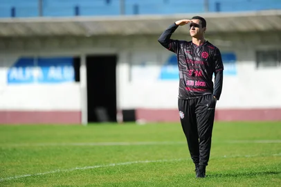 CAXIAS DO SUL, RS, BRASIL, 16/07/2025. Caxias realiza treinamento no Estádio Centenário na preparação para enfrentar o Náutico pela 13ª rodada da Série C do Campeonato Brasileiro. Na foto, técnico Junior Rocha. (Porthus Junior/Agência RBS)Indexador: BTK<!-- NICAID(16081835) -->