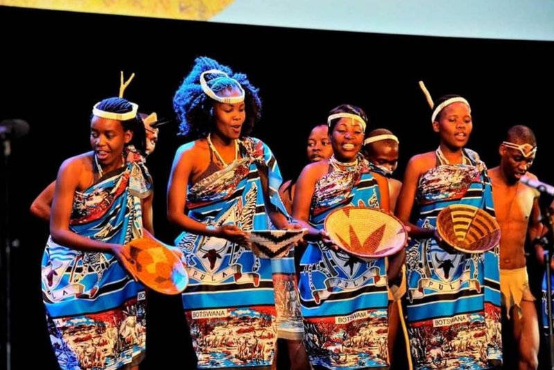 Grupo de dança de Botsuana no Festival Internacional de Folclore<!-- NICAID(15532123) -->
