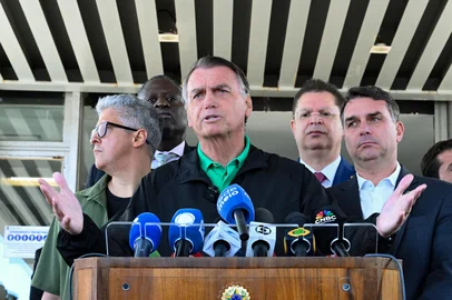 Ex-presidente da RepÃºblica Jair Bolsonaro concede entrevista coletiva na Ã¡rea externa do Senado Federal.Participam:deputado Helio Lopes (PL-RJ);senador FlÃ¡vio Bolsonaro (PL-RJ);deputado SÃ³stenes Cavalcante (PL-RJ);senador Jaime Bagattoli (PL-RO).Foto: Edilson Rodrigues/AgÃªncia Senado<!-- NICAID(16082614) -->