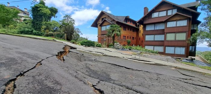 Bairro de Gramado é evacuado por risco de deslizamento de terra | Pioneiro