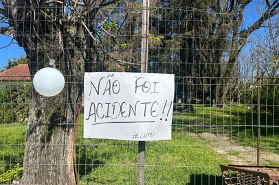 Protesto pela morte do entregador de lenha Américo Sampaio de Souza, 63 anos, que foi atacado por quatro pitbulls ao fazer entrega na casa de uma idosa (foto) em Minas do Leão.<!-- NICAID(16123036) -->