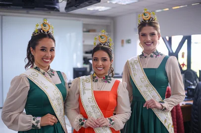 Ariéli Ziegler / Agencia RBS CAXIAS DO SUL, RS, BRASIL, 19/05/2026. Corte da Festa da Bergamota e das Flores de São Sebastião do Caí visita a redação integrada da RBS Serra. Na foto: Princesa Jade Dutra, rainha Gabriela de Azeredo e princesa Lunna Rocha. (Ariéli Ziegler/Agência RBS)Indexador: Arieli Ziegler<!-- NICAID(16288365) -->