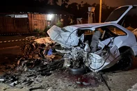 Um homem morreu após colidir contra dois carros, na RS-122, em São Sebastião do Caí, na noite deste sábado (12). Segundo o Comando Rodoviário da Brigada Militar (CRBM), o carro com placas de São Leopoldo trafegava no sentido Capital–Serra quando teria perdido o controle e invadido o canteiro central e a pista contrária. O motorista morreu no local.<!-- NICAID(16079360) -->
