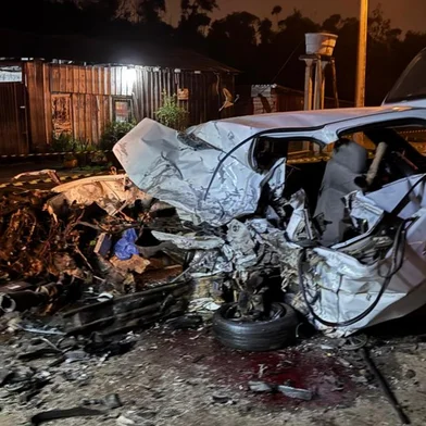 Um homem morreu após colidir contra dois carros, na RS-122, em São Sebastião do Caí, na noite deste sábado (12). Segundo o Comando Rodoviário da Brigada Militar (CRBM), o carro com placas de São Leopoldo trafegava no sentido Capital–Serra quando teria perdido o controle e invadido o canteiro central e a pista contrária. O motorista morreu no local.<!-- NICAID(16079360) -->