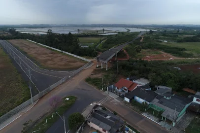 Esteio, RS, Brasil, 12/09/2022 - Obras paradas há 9 anos no viaduto na saída da Rodovia do Parque, em direção Avenida Celina Chaves Kroeff - Foto: Lauro Alves/Agência RBS<!-- NICAID(15203666) -->
