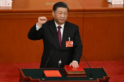 China's President Xi Jinping swears under oath after being re-elected as president for a third term during the third plenary session of the National People's Congress (NPC) at the Great Hall of the People in Beijing on March 10, 2023. (Photo by NOEL CELIS / AFP)Editoria: POLLocal: BeijingIndexador: NOEL CELISSecao: politics (general)Fonte: AFPFotógrafo: STF<!-- NICAID(15372004) -->