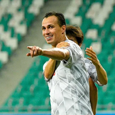 This handout from the Asian Football Confederation taken on July 8, 2021 shows Kawasaki Frontale's Leandro Damiao (front) celebrating after a goal during the AFC Champions League 2021 Group I football match between South Korea's Daegu FC and Kawasaki Frontale of Japan at Bunyodkor Stadium in Tashkent. (Photo by Victor Fraile / ASIAN FOOTBALL CONFEDERATION / AFP) / -----EDITORS NOTE --- RESTRICTED TO EDITORIAL USE - MANDATORY CREDIT "AFP PHOTO / ASIAN FOOTBALL CONFEDERATION" - NO MARKETING - NO ADVERTISING CAMPAIGNS - DISTRIBUTED AS A SERVICE TO CLIENTS / The erroneous mention[s] appearing in the metadata of this photo by Victor Fraile has been modified in AFP systems in the following manner: [at Bunyodkor Stadium] instead of [at Lokomotiv Stadium]. Please immediately remove the erroneous mention[s] from all your online services and delete it (them) from your servers. If you have been authorized by AFP to distribute it (them) to third parties, please ensure that the same actions are carried out by them. Failure to promptly comply with these instructions will entail liability on your part for any continued or post notification usage. Therefore we thank you very much for all your attention and prompt action. We are sorry for the inconvenience this notification may cause and remain at your disposal for any further information you may require.Editoria: SPOLocal: TashkentIndexador: VICTOR FRAILESecao: soccerFonte: ASIAN FOOTBALL CONFEDERATIONFotógrafo: Handout<!-- NICAID(15254766) -->