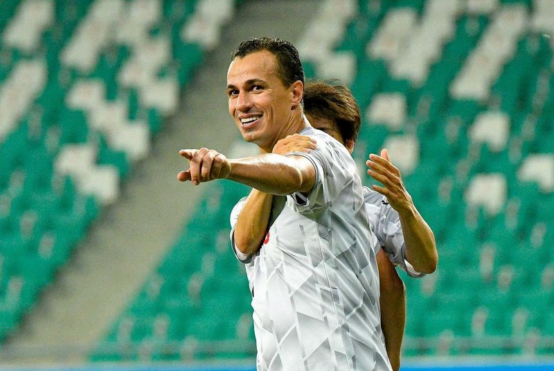 This handout from the Asian Football Confederation taken on July 8, 2021 shows Kawasaki Frontale's Leandro Damiao (front) celebrating after a goal during the AFC Champions League 2021 Group I football match between South Korea's Daegu FC and Kawasaki Frontale of Japan at Bunyodkor Stadium in Tashkent. (Photo by Victor Fraile / ASIAN FOOTBALL CONFEDERATION / AFP) / -----EDITORS NOTE --- RESTRICTED TO EDITORIAL USE - MANDATORY CREDIT "AFP PHOTO / ASIAN FOOTBALL CONFEDERATION" - NO MARKETING - NO ADVERTISING CAMPAIGNS - DISTRIBUTED AS A SERVICE TO CLIENTS / The erroneous mention[s] appearing in the metadata of this photo by Victor Fraile has been modified in AFP systems in the following manner: [at Bunyodkor Stadium] instead of [at Lokomotiv Stadium]. Please immediately remove the erroneous mention[s] from all your online services and delete it (them) from your servers. If you have been authorized by AFP to distribute it (them) to third parties, please ensure that the same actions are carried out by them. Failure to promptly comply with these instructions will entail liability on your part for any continued or post notification usage. Therefore we thank you very much for all your attention and prompt action. We are sorry for the inconvenience this notification may cause and remain at your disposal for any further information you may require.Editoria: SPOLocal: TashkentIndexador: VICTOR FRAILESecao: soccerFonte: ASIAN FOOTBALL CONFEDERATIONFotógrafo: Handout<!-- NICAID(15254766) -->