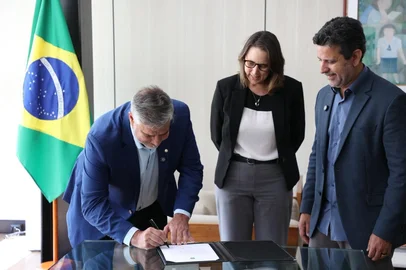 Secretário executico do Ministério da Educação assinou portaria que autoriza a abertura da Faculdade Moinhos de Vento, na presença de Marta Abramo, Secretária de Regulação e Supervisão da Educação Superior, e do deputado Paulo Pimenta, que assinou como testemunha <!-- NICAID(16192544) -->