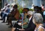 Vacinação de idosos de 76 anos começa com filas em drive-thru e movimento tranquilo em postos de Porto Alegre