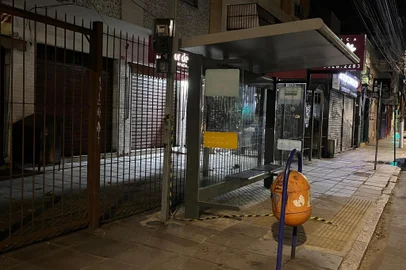 Briga deixa um morto e um gravemente ferido no bairro Cidade Baixa, na Capital<!-- NICAID(15889799) -->