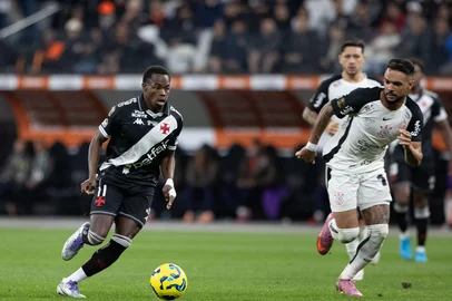 SP - COPA DO BRASIL 2025, CORINTHIANS X VASCO - ESPORTES - SP - SÃO PAULO - 17/12/2025 - COPA DO BRASIL 2025, CORINTHIANS X VASCO -Andres Gomez ogador do Vasco durante partida contra o Corinthians no estádio Arena Corinthians<!-- NICAID(16189392) -->