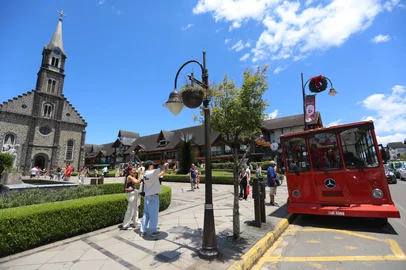 GRAMADO, RS, BRASIL, 24/12/2024. Movimento nas ruas centrais de Gramado, na manhã desta véspera de Natal. (Porthus Junior/Agência RBS)<!-- NICAID(15941828) -->