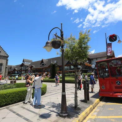 GRAMADO, RS, BRASIL, 24/12/2024. Movimento nas ruas centrais de Gramado, na manhã desta véspera de Natal. (Porthus Junior/Agência RBS)<!-- NICAID(15941828) -->