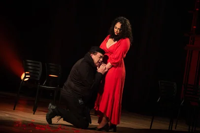 Foto de cena da ópera Carmen, de Bizet, em montagem do Ópera Estúdio. Com a Orquestra Theatro São Pedro.Na foto, Auildo Munhoz (tenor, no papel de Don Jose) e Carol Braga (mezzo-soprano, no papel de Carmen). Récita de 25/11/2023.<!-- NICAID(15611828) -->