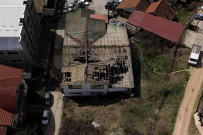 This aerial photograph shows a view of the burnt down nightclub in which revellers died, in Kocani, a town some 100 kilometres east of the capital Skopje, on March 16, 2025. The toll from a fire that ripped through a nightclub in North Macedonia hosting a locally popular hip-hop duo has risen to 59, the Balkan country's interior minister said on March 16, 2025. Thirty-one of the identified dead were residents of Kocani, the eastern town where the concert took place, while another four were from the town of Stip nearby, according to a minister. (Photo by STRINGER / AFP)Editoria: DISLocal: Ko?aniIndexador: STRINGERSecao: fireFonte: AFPFotógrafo: STR<!-- NICAID(15997108) -->