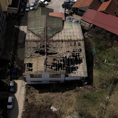This aerial photograph shows a view of the burnt down nightclub in which revellers died, in Kocani, a town some 100 kilometres east of the capital Skopje, on March 16, 2025. The toll from a fire that ripped through a nightclub in North Macedonia hosting a locally popular hip-hop duo has risen to 59, the Balkan country's interior minister said on March 16, 2025. Thirty-one of the identified dead were residents of Kocani, the eastern town where the concert took place, while another four were from the town of Stip nearby, according to a minister. (Photo by STRINGER / AFP)Editoria: DISLocal: Ko?aniIndexador: STRINGERSecao: fireFonte: AFPFotógrafo: STR<!-- NICAID(15997108) -->