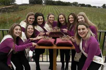 Embaixatrizes da 15ª La Prima Vendemmia, de Nova Roma do Sul, conhecem coroa do evento e recebem faixas. Concurso que escolherá a corte será no dia 12 de agosto.<!-- NICAID(15477513) -->