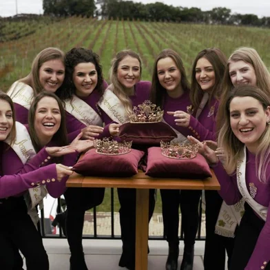 Embaixatrizes da 15ª La Prima Vendemmia, de Nova Roma do Sul, conhecem coroa do evento e recebem faixas. Concurso que escolherá a corte será no dia 12 de agosto.<!-- NICAID(15477513) -->