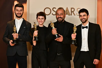 97th Academy Awards - Press Room(L/R) Israeli journalist and filmmaker Yuval Abraham, US producer Rachel Szor, Emirati filmmaker Hamdan Ballal, Palestinian journalist and filmmaker Basel Adra pose in the press room with the Oscar for Best Documentary Feature for "No Other Land" during the 97th Annual Academy Awards at the Dolby Theatre in Hollywood, California on March 2, 2025. Israeli journalist and filmmaker Yuval Abraham, Palestinian journalist and filmmaker Basel Adra accept the award for Best Documentary Feature for "No Other Land" (Photo by Frederic J. Brown / AFP)Editoria: ACELocal: Los AngelesIndexador: FREDERIC J. BROWNSecao: celebrityFonte: AFPFotógrafo: STF<!-- NICAID(15987645) -->