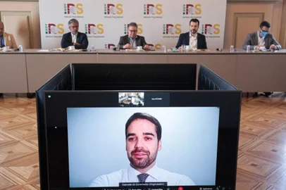 Governador Eduardo Leite, direto de Curitiba, participa de videoconferência de reunião com vice-governador, Ranolfo Vieira Cunha, e deputados da base aliada e anuncia retirada da cobrança do valor de outorga na licitação dos pedágios e também da retirada da trava de 25% de desconto para a tarifa.<!-- NICAID(14954958) -->