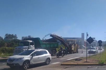 Em continuidade às ações de recapeamento asfáltico em alguns pontos considerados de grande movimentação urbana da cidade, a Secretaria de Obras de Caxias do Sul realiza a manutenção da Avenida Rubem Bento Alves, na rótula de acesso à Avenida Júlio de Castilhos em direção ao Viaduto Campos dos Bugres. Os trabalhos estão sendo executados pela Companhia de Desenvolvimento de Caxias (Codeca).<!-- NICAID(14988914) -->