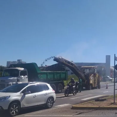 Em continuidade às ações de recapeamento asfáltico em alguns pontos considerados de grande movimentação urbana da cidade, a Secretaria de Obras de Caxias do Sul realiza a manutenção da Avenida Rubem Bento Alves, na rótula de acesso à Avenida Júlio de Castilhos em direção ao Viaduto Campos dos Bugres. Os trabalhos estão sendo executados pela Companhia de Desenvolvimento de Caxias (Codeca).<!-- NICAID(14988914) -->